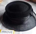 ZWARTE CHIQUE HOED * MET LEER * Nieuwstaat *, Kleding | Dames, Hoeden en Petten, Verzenden, Zo goed als nieuw, 55 cm (S, 6⅞ inch) of minder