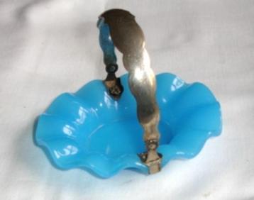 ﻿ANTIEK OPALINE GLAZEN BONBONNIERE ZILVER HENGSEL - ooq beschikbaar voor biedingen
