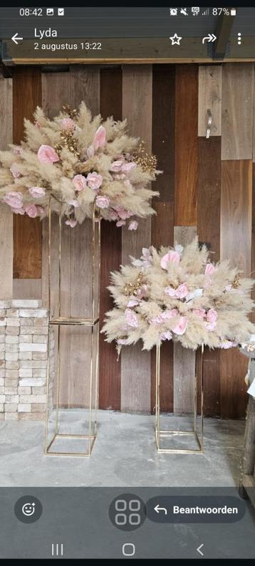 Pampas bloemstuk met gouden zuil beschikbaar voor biedingen