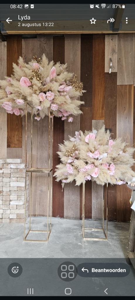 Pampas bloemstuk met gouden zuil, Hobby en Vrije tijd, Feestartikelen | Verhuur, Nieuw, Ophalen of Verzenden