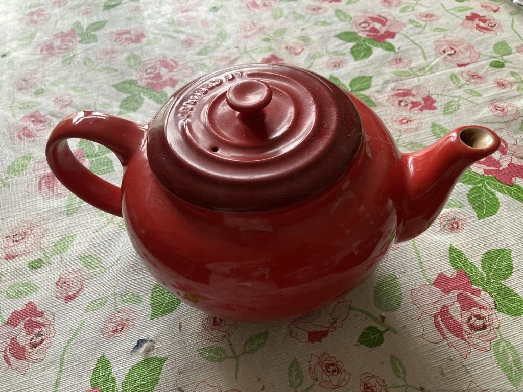 theepot Creuset rood met warmhouder groen (in jasjesvorm), Overige materialen, Gebruikt, Overige typen, Ophalen of Verzenden