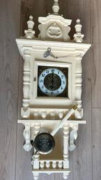 Antieke Wandklok met Ornamenten uurwerk, Ophalen of Verzenden