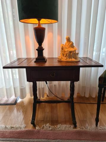 Kaarttafeltje met lederen inleg beschikbaar voor biedingen