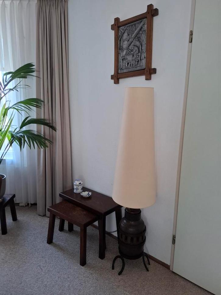 Unieke vloerlamp van karrenwiel en hoefijzers, Huis en Inrichting, Lampen | Vloerlampen, Gebruikt, 150 tot 200 cm, Hout, Metaal