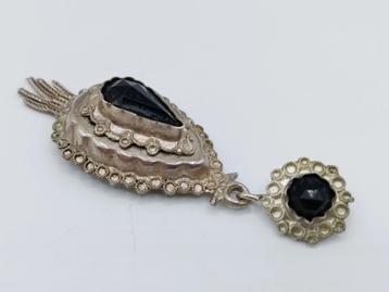Zilveren (rouw) klederdracht hanger met gitten beschikbaar voor biedingen