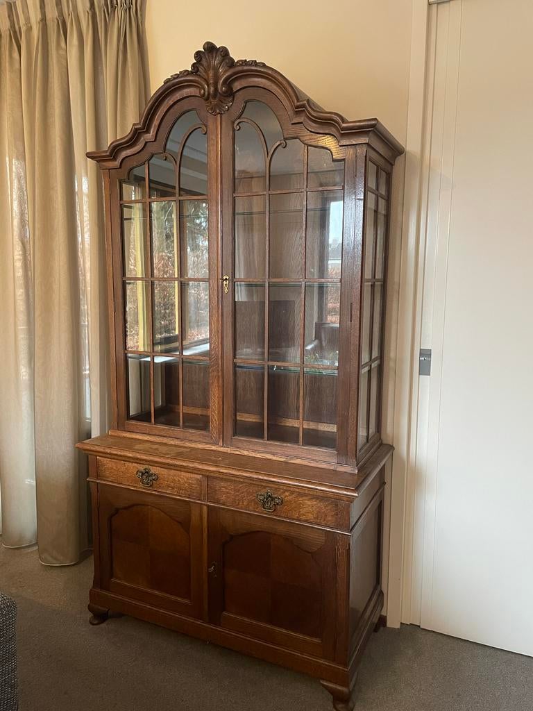 Mooie eiken vitrinekast met gebogen kroonlijst - Nijmegen, Huis en Inrichting, Kasten | Vitrinekasten, Ophalen, Gebruikt, 100 tot 150 cm