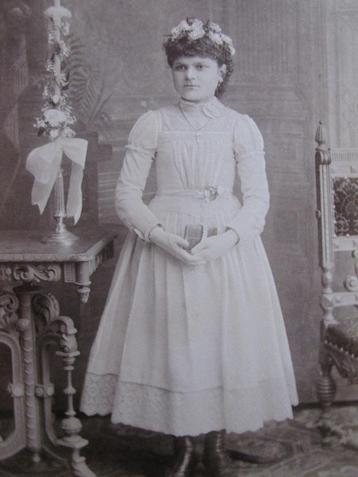 Antieke Grote Foto - Meisje in Communie Jurk / Kaars 16.5x11 beschikbaar voor biedingen