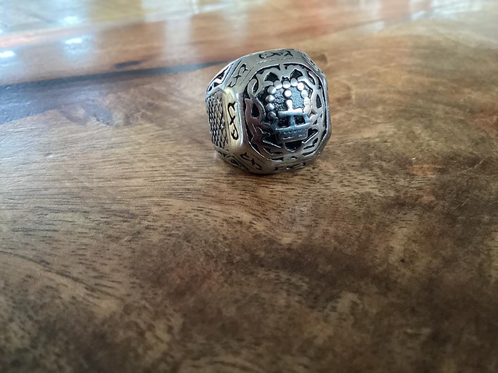 SOLIDE  STALEN. RING. MET. ROMEINS  KRUIS, IJzer of Staal, Ophalen of Verzenden, Zo goed als nieuw, 17 tot 18