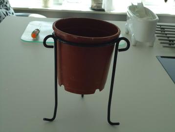 zwart smeedijzeren houdertje voor bloempotje 18 cm hoog 11.5 beschikbaar voor biedingen