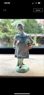 Herend Porseleinen Beeldje - Meisje met Mand, Antiek en Kunst, Antiek | Keramiek en Aardewerk, Ophalen of Verzenden