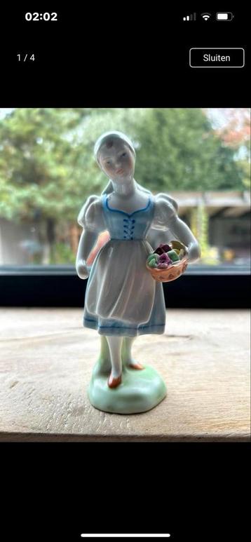 Herend Porseleinen Beeldje - Meisje met Mand beschikbaar voor biedingen