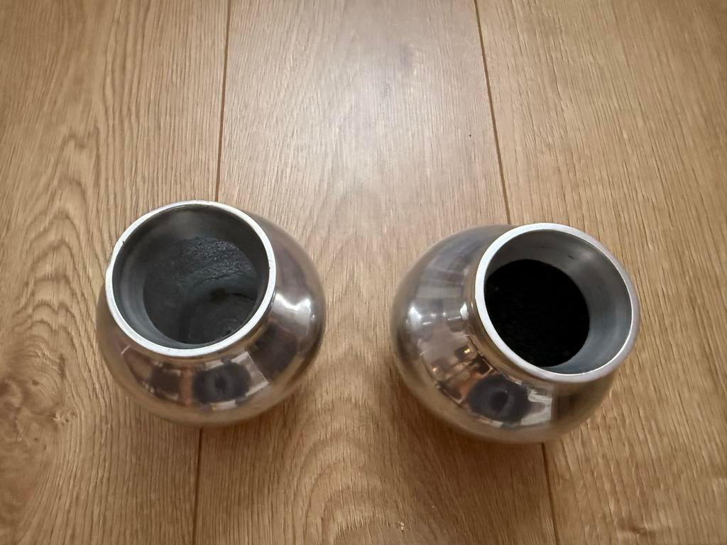 2 Bob aluminium vaasjes - minimalistisch design. 11x11.5 cm, Overige materialen, Gebruikt, Schaal, Rond