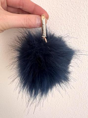 Blauwe fluffy sleutelhanger/tashanger van Paul’s Boutique beschikbaar voor biedingen