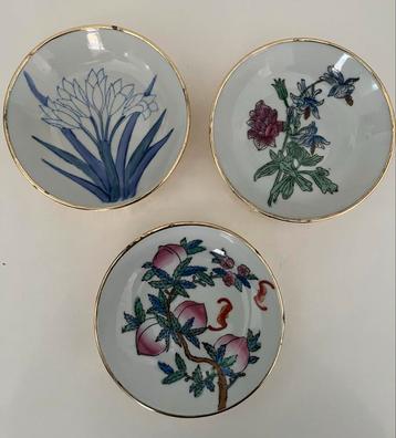 Set van 3 Chinese porseleinen schaaltjes met messing beschikbaar voor biedingen