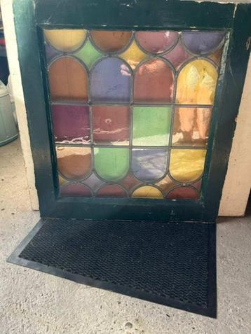 Twee stuks prachtige raampjes  met antiek glas beschikbaar voor biedingen