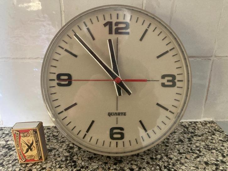 Vintage bruine ronde keukenklok jaren 70 retro merk Quartz, Huis en Inrichting, Woonaccessoires | Klokken, Gebruikt, Ophalen of Verzenden
