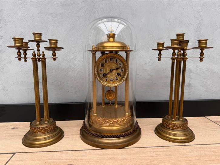 Antieke stolp pendule met kandelaren, Antiek en Kunst, Antiek | Klokken, Ophalen of Verzenden