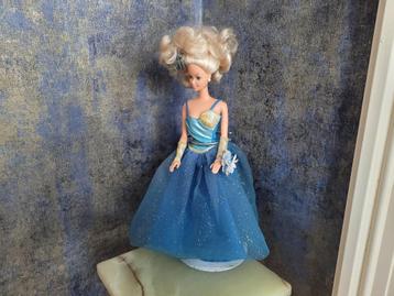 Barbie in blauwe jurk beschikbaar voor biedingen