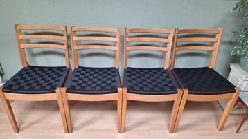  Eetkamerstoelen per set van 2 ook mogelijk te koop €30 beschikbaar voor biedingen