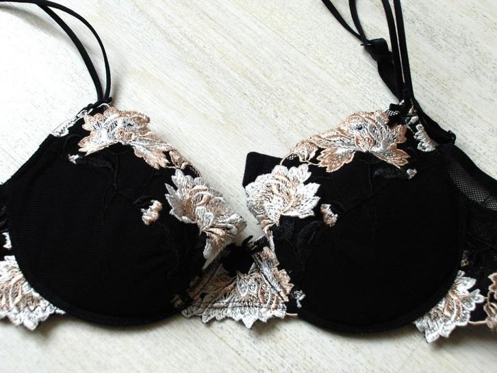 Voorgevormde beugel-bh 80B, Kleding | Dames, Ondergoed en Lingerie, BH, Zwart, Ophalen of Verzenden