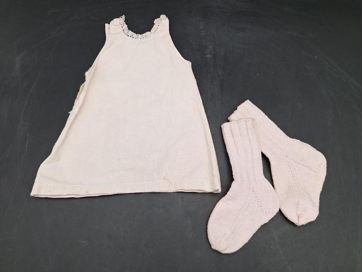 oud roze poppenonderjurk met sokjes, jaren 50, Verzamelen, Poppen, Zo goed als nieuw, Kleertjes, Ophalen of Verzenden