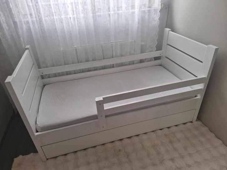 Wit kinderbed met lade en uitval bescherming, Kinderen en Baby's, Kinderkamer | Bedden, Zo goed als nieuw, 140 tot 160 cm, 70 tot 85 cm