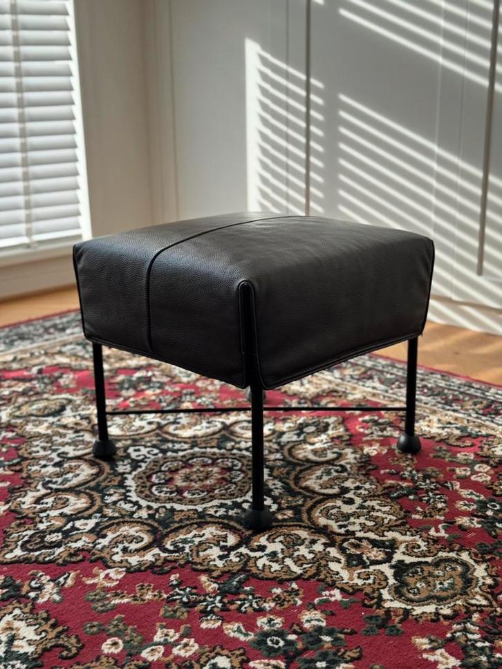 1x Montis CHARLY poef/hocker – Bruin leder, Huis en Inrichting, Banken | Voetenbanken en Poefen, Zo goed als nieuw, 50 tot 75 cm