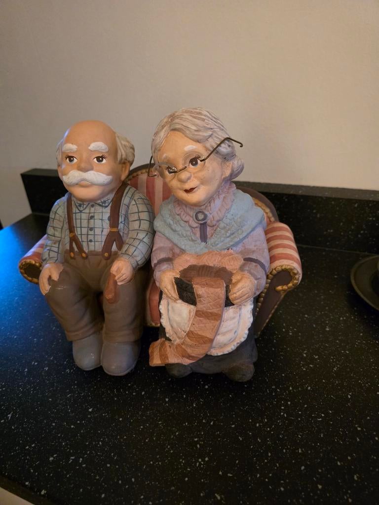 Oma en Opa Beeldjes op Bankje - Decoratief, Ophalen of Verzenden, Gebruikt, Overige materialen, Mensenbeeld