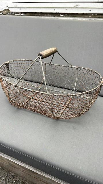 Mooie brocante draadmand beschikbaar voor biedingen