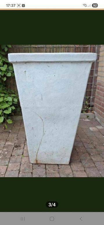 Betonnen plantenbak beschikbaar voor biedingen