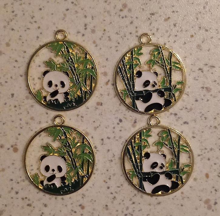 Pandabeer rond metalen bedels, Hobby en Vrije tijd, Kralen en Sieraden maken, Nieuw, Bedel, Ophalen of Verzenden