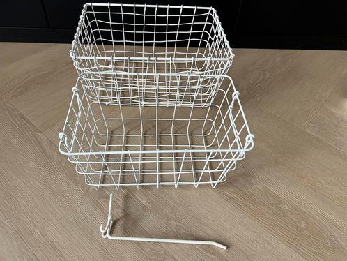 2 Draadmanden wit, Huis en Inrichting, Woonaccessoires | Schalen en Manden, Gebruikt, Mand, Rechthoekig, Overige materialen, Ophalen of Verzenden