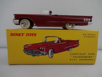 Ford Thunderbird Rood nr: 555 van Dinky Toys schaal 1/43 beschikbaar voor biedingen