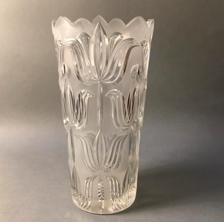 Mooie vintage glazen vaas met tulpen erop, frosted glas, Huis en Inrichting, Woonaccessoires | Vazen, Overige kleuren, Minder dan 50 cm