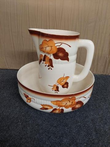 Vintage waskom en kan met bloemmotief beschikbaar voor biedingen