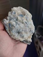 Kyaniet met muscoviet 12 x 9 x 5 cm, Verzamelen, Mineralen en Fossielen, Ophalen of Verzenden, Mineraal