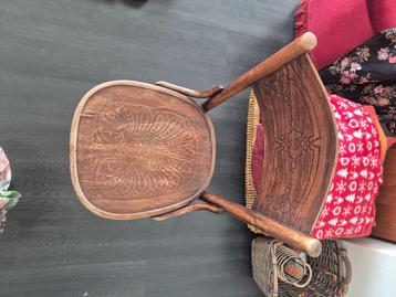 Thonet Stoel Vintage van gebogen hout met sierlijke opdruk. beschikbaar voor biedingen