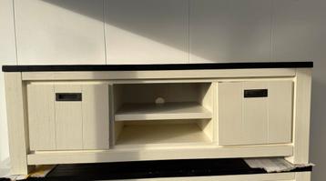 houten tv-kast en ladekast