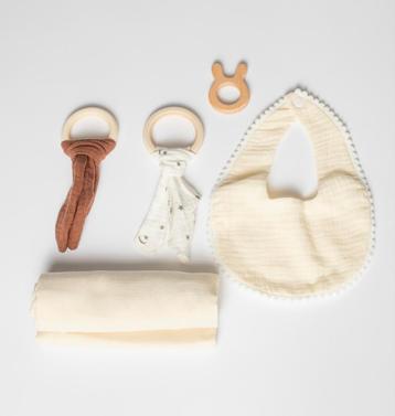 Kraamcadeau set: bijtringen, hydrofiele doek & slab beschikbaar voor biedingen