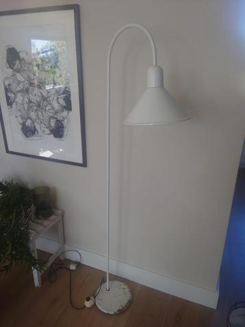 Staande lamp beschikbaar voor biedingen