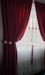 Donkerroze en witte gordijnen, een stoel en een lampenkap., Huis en Inrichting, Stoffering | Gordijnen en Lamellen, Ophalen, Zo goed als nieuw