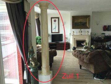 2x kunststof, gemarmerde zuilen beschikbaar voor biedingen