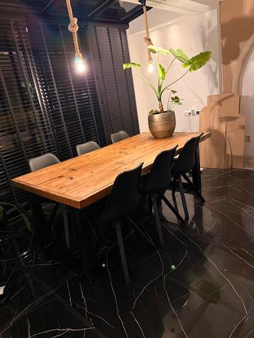 Eetkamerset: Grote tafel + 6 stoelen beschikbaar voor biedingen