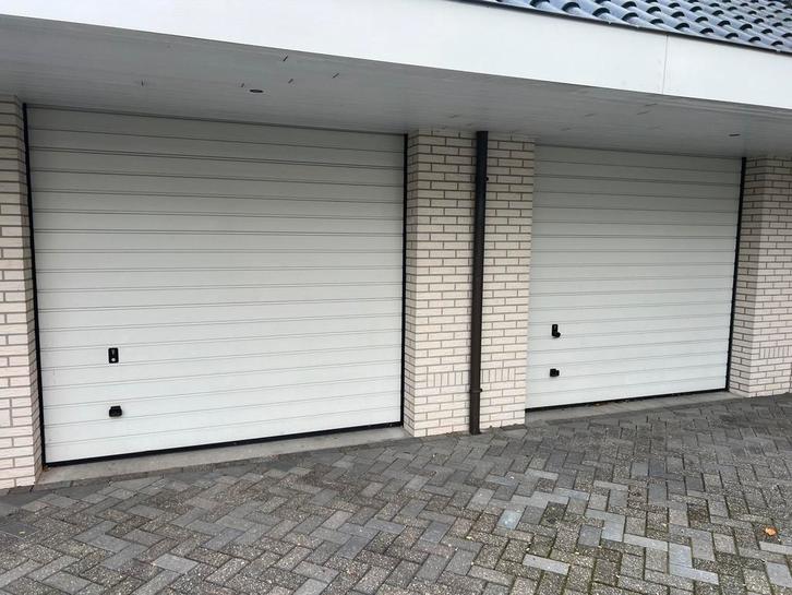 Twee (2) Sectionaal garagedeuren, overheaddeuren 250B x 230H, Doe-het-zelf en Verbouw, Deuren en Horren, Gebruikt, Garagedeur