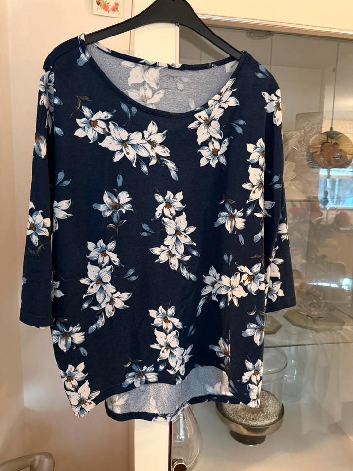 Leuke top met bloemenprint - Maat 42/44, Kleding | Dames, Blouses en Tunieken, Zo goed als nieuw, Maat 42/44 (L), Blauw, Ophalen of Verzenden