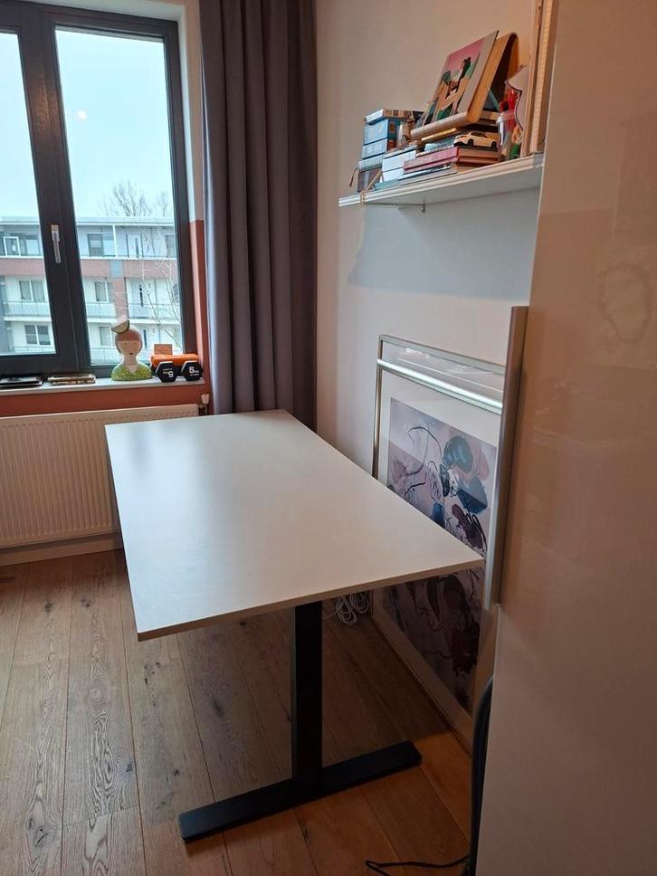 Ikea Hoog/Laag Bureau met Draadkorf, Huis en Inrichting, Bureaus, Zo goed als nieuw, Ophalen