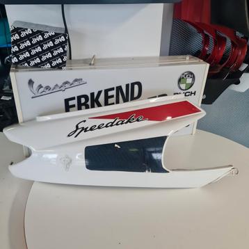 Peugeot speedake zijkap rood wit  beschikbaar voor biedingen