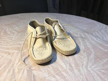 Oude brocante poppen schoentjes wit.er grote poppen beschikbaar voor biedingen