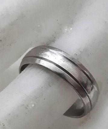 Brede vintage zilveren ring met 2 gleuven. (7199)2 beschikbaar voor biedingen
