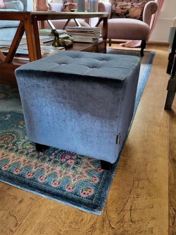 Riverdale blauwe velvet hocker / voetenbank beschikbaar voor biedingen